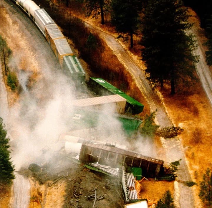 Liquid chlorine mixes with cresylate following a derailment.
